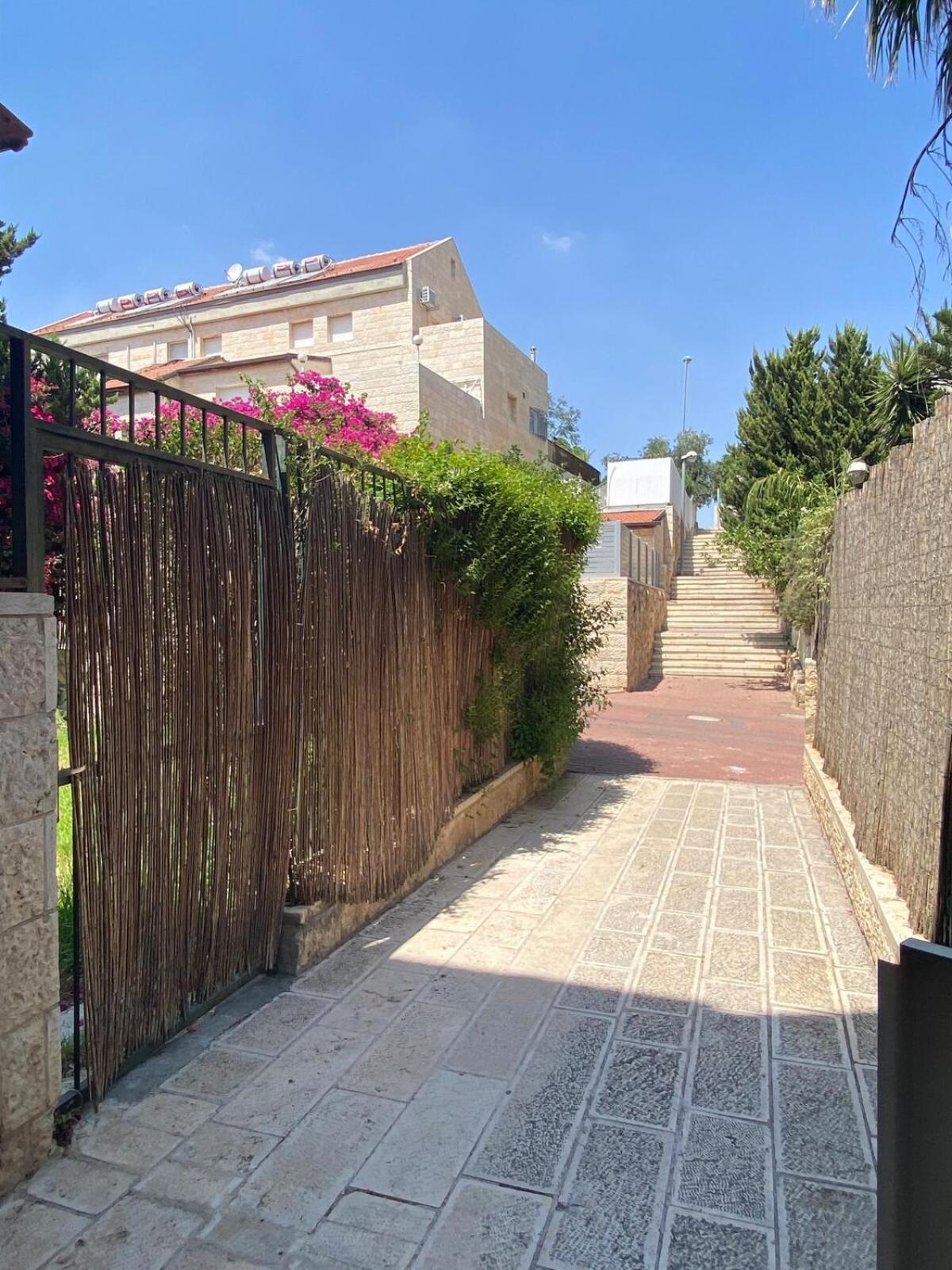 דירת גן מרווחת במיקום מעולה עם נטפליקס חינמי Ma'ale Adumim Exterior foto